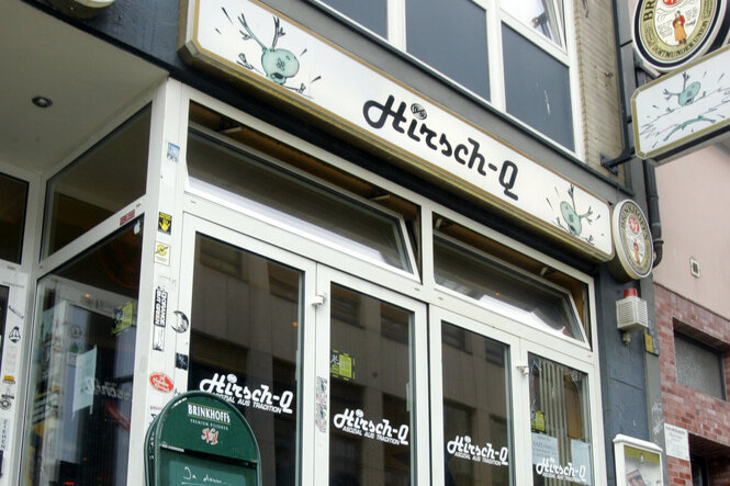 Die Fensterfront der Szenekneipe Hirsch Q in Dortmund