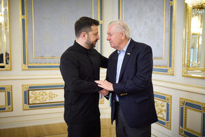 Selenskyj und Lindsey Graham schütteln sich die Hand vor prunkvoller Kulisse