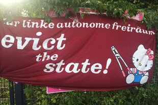 Banner mit der Aufschrift "evict the state"