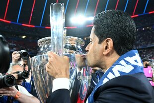 Nasser Al-Khelaifi küsst den Pokal