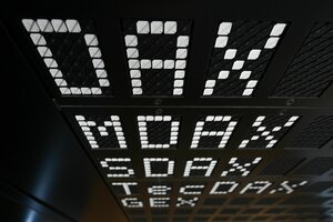 Anzeigetafel an der Böse, darauf steht DAX, MDAX, SDAX...