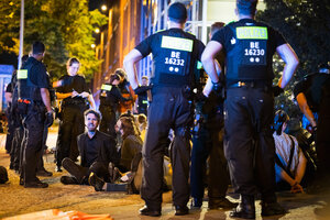 Protest und Polizei vor einem Gebäude von Axel Springer