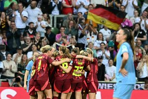 Jubelnde deutsche Fußballerinnen im Spiel gegen die Niederlande
