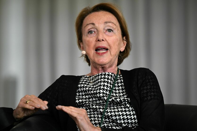 Eva Umlauf spricht und gestikuliert