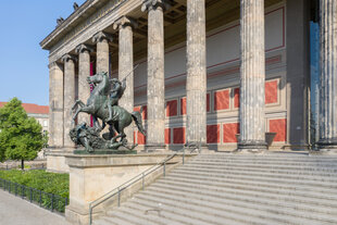Blick auf die Treppe und die Kollonaden des Alten Museums in Berlin