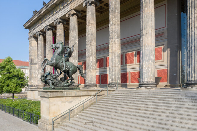 Blick auf die Treppe und die Kollonaden des Alten Museums in Berlin