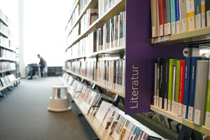 Regale voller Bücher: Blick in die Amerika-Gedenkbibliothek der Zentral- und Landesbibliothek Berlin am Blücherplatz in Kreuzberg
