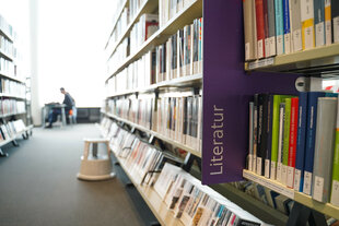 Regale voller Bücher: Blick in die Amerika-Gedenkbibliothek der Zentral- und Landesbibliothek Berlin am Blücherplatz in Kreuzberg