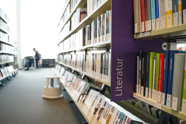 Regale voller Bücher: Blick in die Amerika-Gedenkbibliothek der Zentral- und Landesbibliothek Berlin am Blücherplatz in Kreuzberg