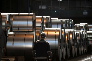 Stahlcoils in Fabrikhalle