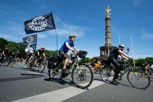 Menschen fahren auf der Fahrradsternfahrt des Allgemeinen Deutschen Fahrrad-Clubs (ADFC) Berlin vor der Siegessäule Berlin mit ihren Fahrrädern. Foto vom 1. Juni 2025