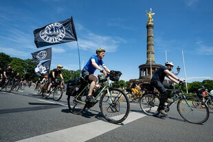Menschen fahren auf der Fahrradsternfahrt des Allgemeinen Deutschen Fahrrad-Clubs (ADFC) Berlin vor der Siegessäule Berlin mit ihren Fahrrädern. Foto vom 1. Juni 2025