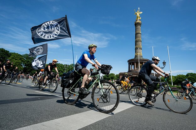 Menschen fahren auf der Fahrradsternfahrt des Allgemeinen Deutschen Fahrrad-Clubs (ADFC) Berlin vor der Siegessäule Berlin mit ihren Fahrrädern. Foto vom 1. Juni 2025