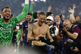 Luis Enrique hat sein Shirt ausgezogen, hinter ihm die jubelnde Mannschaft