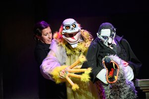 Drei Puppen und eine Puppenspielerin auf der Bühne. Der Tod hat Riesenhände, neben ihm sind der Führer, Blondi und Manuela Linshalm im Bild