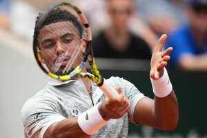 Das Gesicht von Arthur Fils wird beim Ballwechsel von seinem Tennisschläger umrahmt