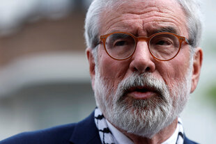 Gerry Adams mit grauem Bart