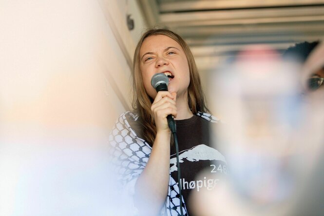 Greta Thunberg mit einem Palästinensertuch