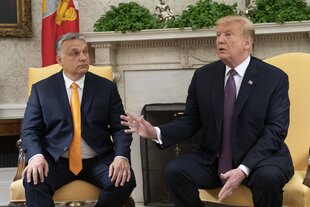 Orbán und Trump sitzen nebeneinander auf Sesseln