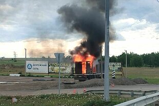 Ein Feuer brennt an einem Lastwagen