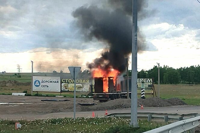 Ein Feuer brennt an einem Lastwagen