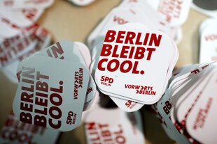 rote SChrift auf weißem Magnet "Berlin bleibt cool " SPD