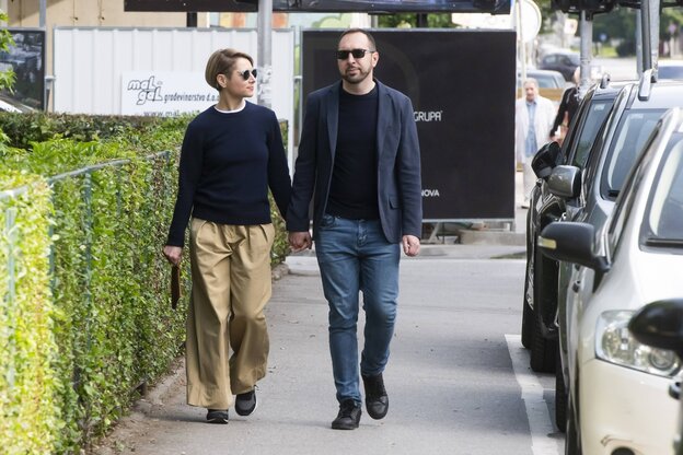 Ein Mann und eine Frau halten Händchen