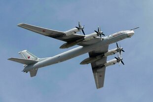 Ein russischer strategischen Bomber und Raketenträger Tu-95 MS im Flug