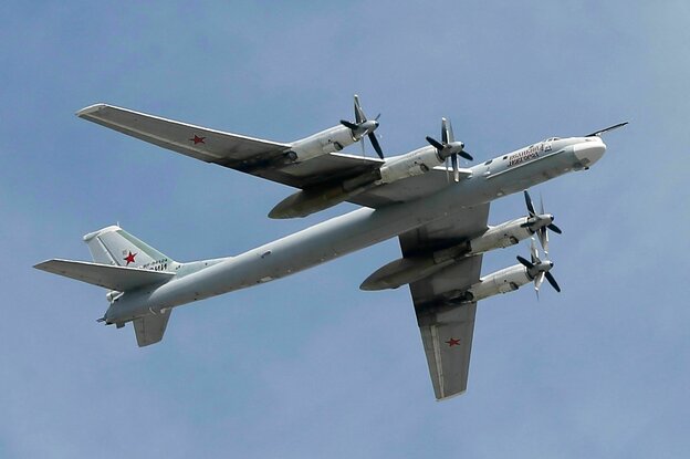 Ein russischer strategischen Bomber und Raketenträger Tu-95 MS im Flug