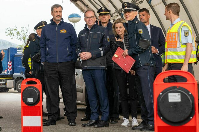 Söder , Dobrindt und Polizisten an einer Grenzstation