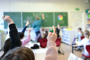 Schüler melden sich in einer vierten Klasse in einer Grundschule