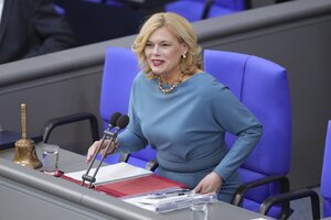 Julia Klöckner sitzt neben der Glocke im Bundestag