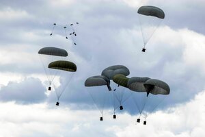 Fallschirme im Sinkflug