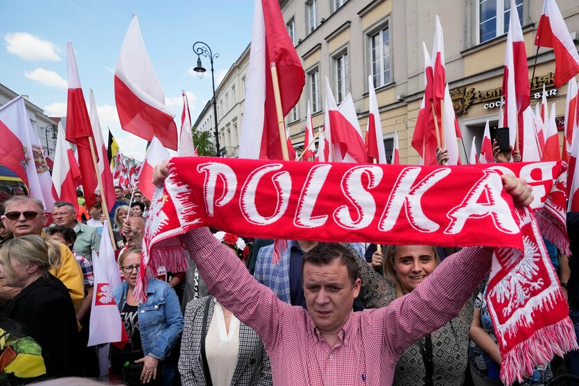 Mann mit riesigem Polenschala