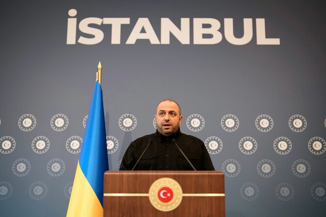 Rustem Umjerow an einem Pult, hinter ihm der Schrftzug "Istanbul", links von ihm die ukrainische Nationalflagge