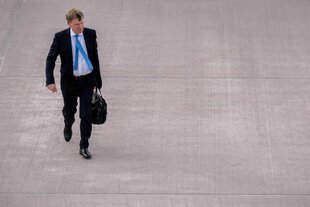 Außenminister Johann Wadephul (CDU) steigt in ein Flugzeug der Flugbereitschaft, um zu seinem Antrittsbesuch in die USA zu reisen