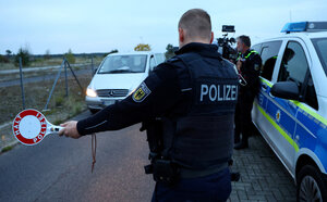 Ein Bundespolizist kontrolliert an den deutschen Außengrenzen.
