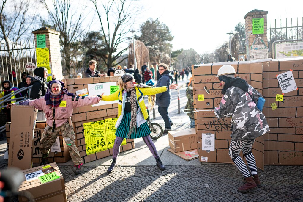 Teilnehmer eines Protests versperren bei einer Demonstration gegen eine nächtliche Schließung des Görlitzer Parks den Park symbolisch mit einer Mauer aus Pappe.