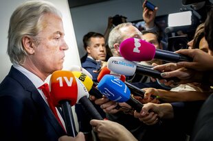Geert Wilders eingekreist von Mikrofonen