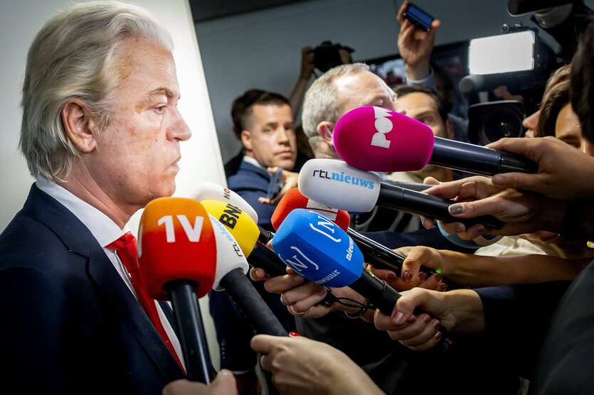 Geert Wilders eingekreist von Mikrofonen