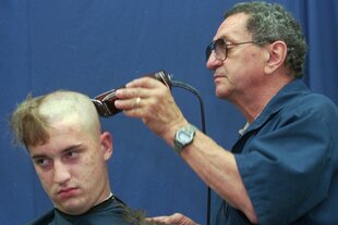 Friseur rasiert Schädel kahl
