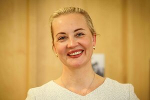 Julia Nawalnaja lächelt