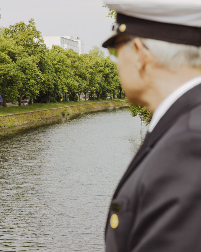 Eine Person am Kanal.