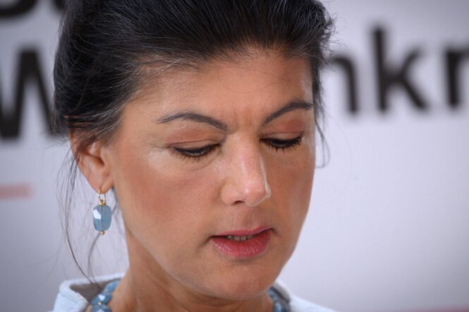 Wagenknecht schaut nahc unten