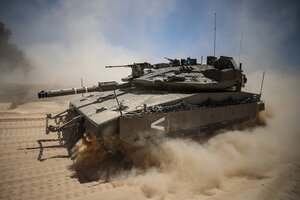 Panzer wirbelt Staub auf