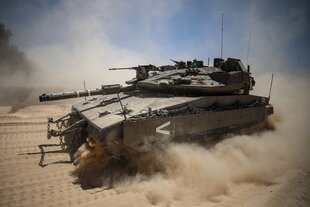 Panzer wirbelt Staub auf