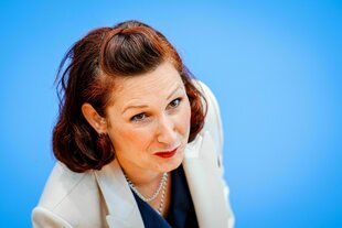 Ferda Ataman blickt nach oben