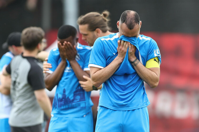 Leipziger Spieler halten enttäuscht die Hände vors Gesicht