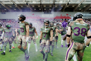 American Football Sopieler in olivgrünen Tarnfleck Uniformen