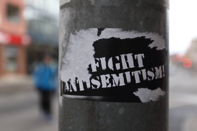 Abgerubbelter Aufkleber "Fight Antisemitism"